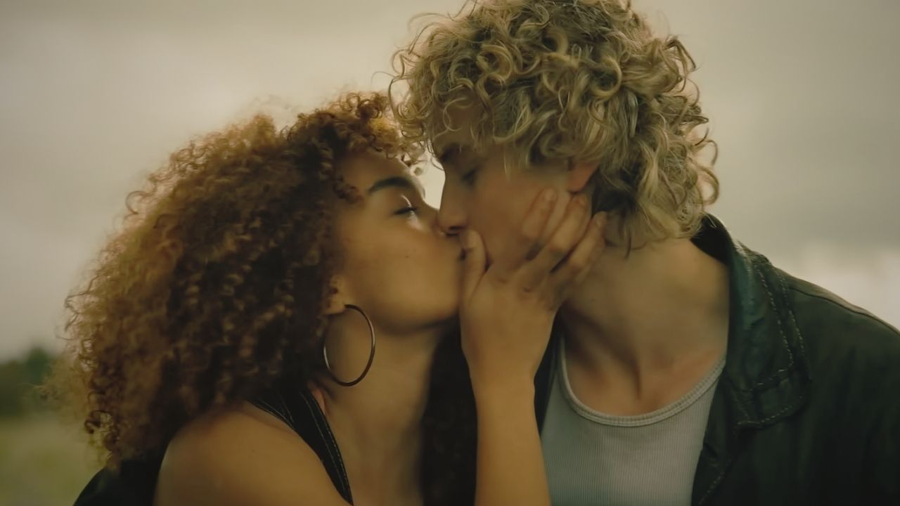 Voici une scène romantique tirée de la nouvelle bande-annonce du film Hunger Games.