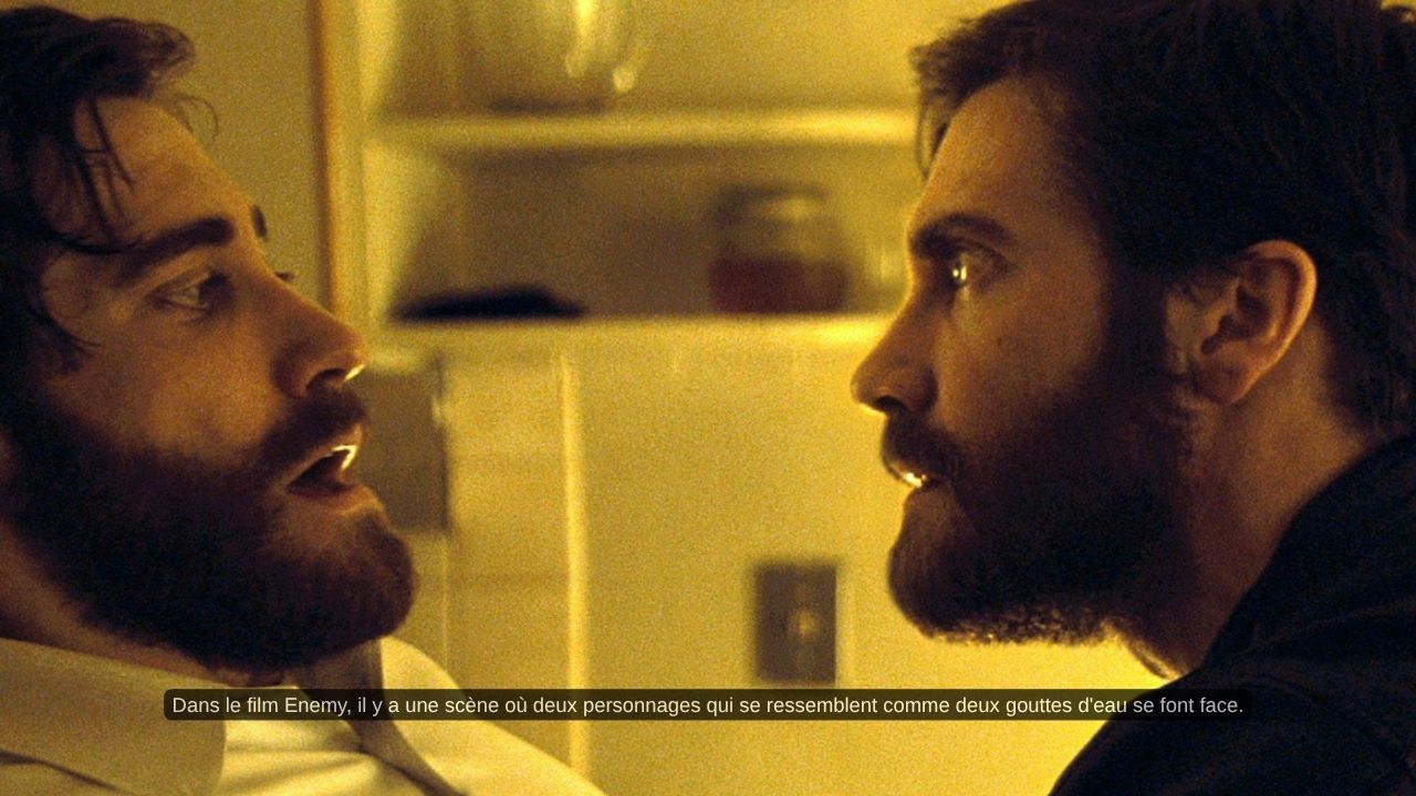 a scène du film Enemy où deux personnages qui se ressemblent comme deux gouttes d'eau se font face.